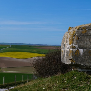 Bunker devant un paysage de champs colorés formant des vagues - France  - collection de photos clin d'oeil, catégorie paysages